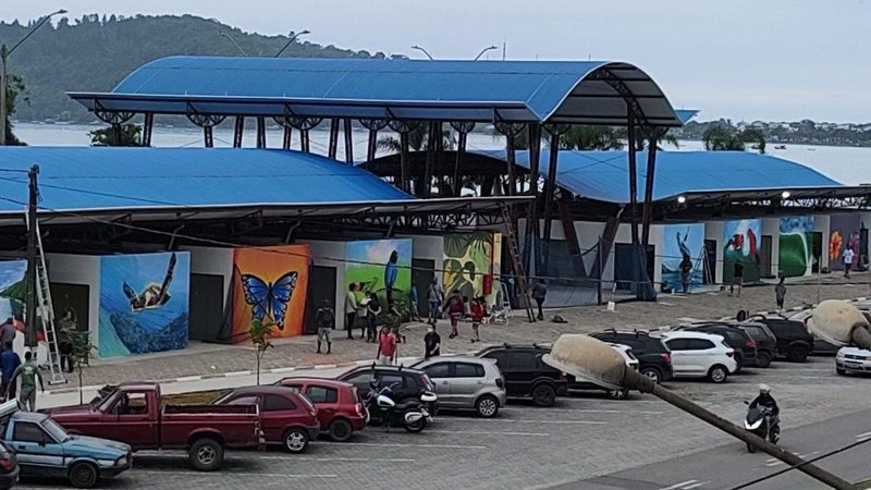 Imagem de carros estacionados em um estacionamento de Ubatuba