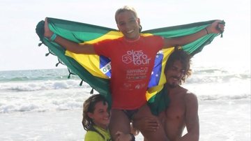 Foto da surfista saindo do mar