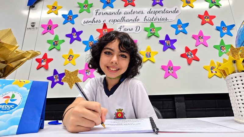 Foto de aluna durante a sessão de autógrafos