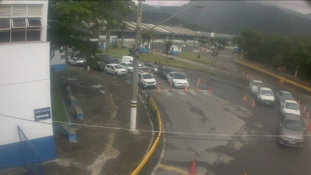 Imagem da travessia de balsas entre São Sebastião e Ilhabela, do lado de São Sebastião