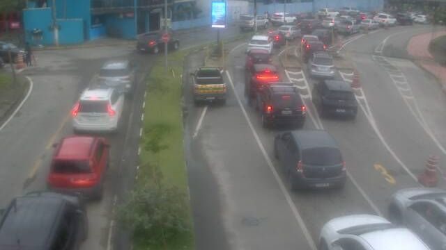 Fila de veículos no acesso à balsa de Ilhabela, com trânsito intenso