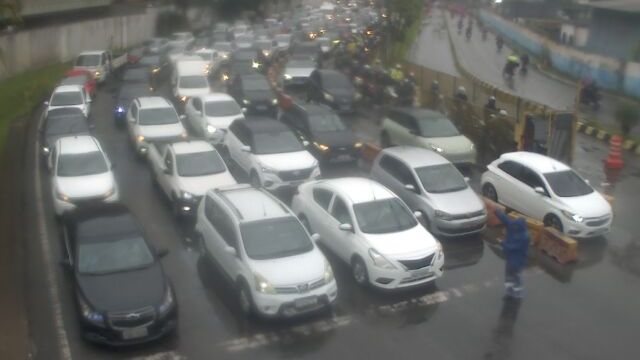 Fila de espera para a travessia Santos-Guarujá, no lado de Guarujá