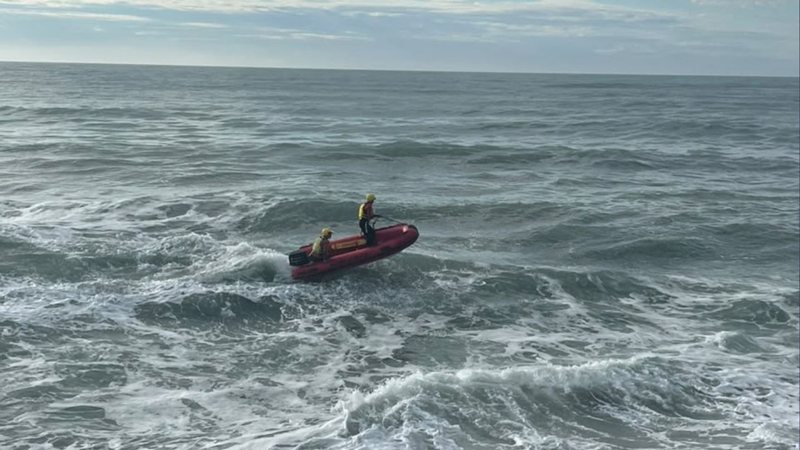 Imagem mostra Guarda-vidas em um bote inflável em buscas pelo banhista desaparecido
