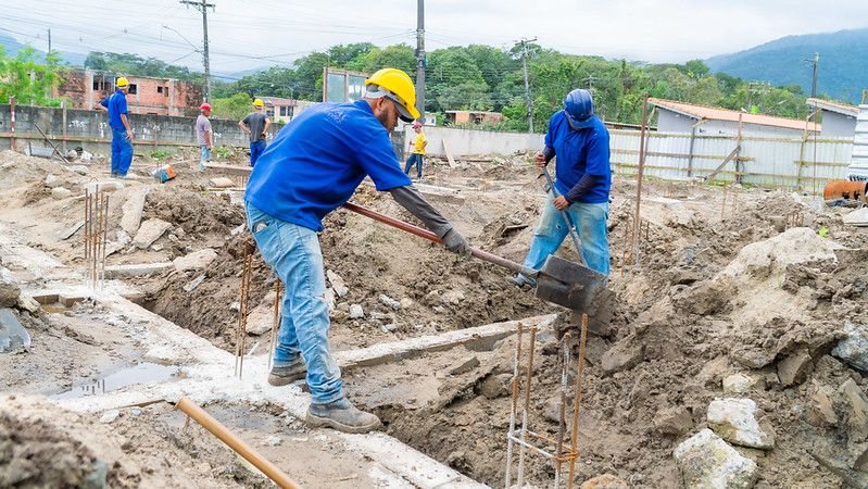 Dois pedreiros trabalhando na obra do futuro hospital veterinário