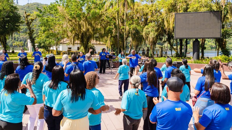 Pessoas reunidas vestidas de azul claro e azul escuro