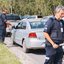 Imagem mostra uma operação de fiscalização de trânsito realizada pela Prefeitura de Bertioga em conjunto com agentes de segurança e mobilidade urbana