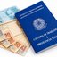 Carteira de Trabalho e Previdência Social (CTPS) ao lado de cédulas de R$ 50 e R$ 100