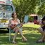 imagem do casal em frente a Kombi