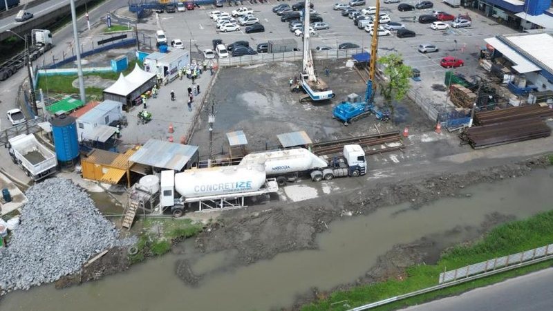 Imagem aerea de obras ao lado de um estacionamento