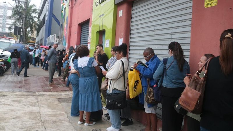 Foto de candidatos em fila de concurso público