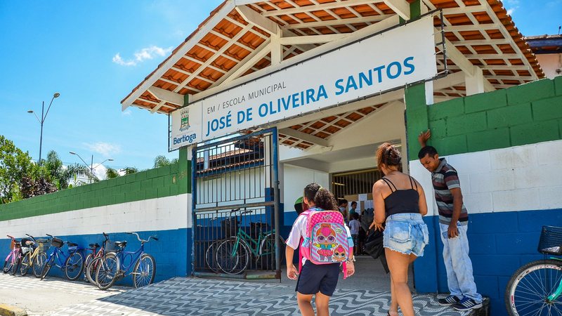 Imagem mostra fachada da escola municipal de Bertioga
