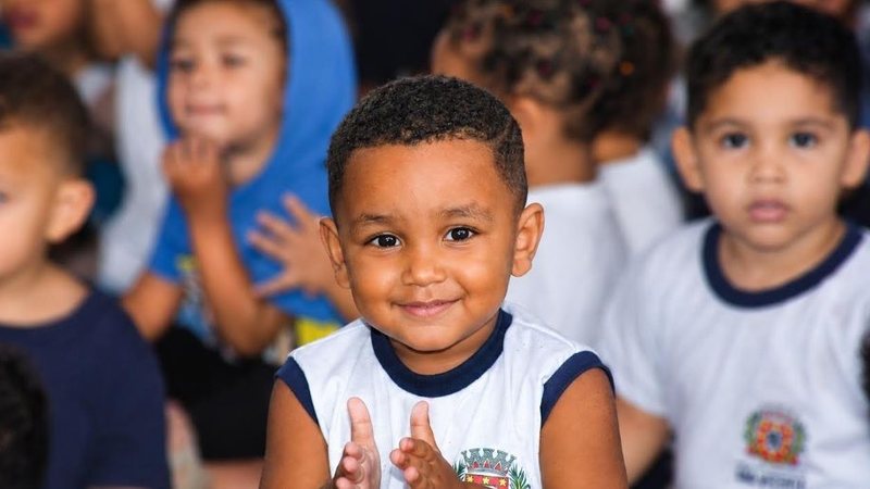 imagem de crianças com uniforme escolar