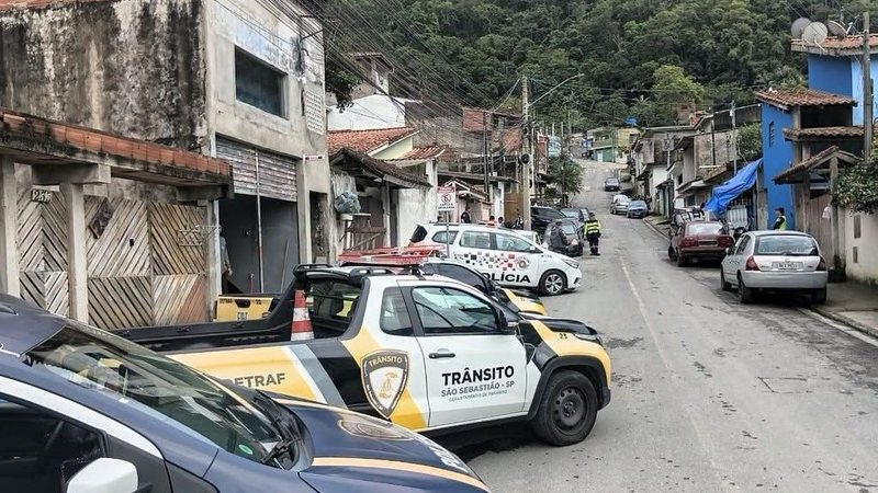 A imagem mostra uma viatura do Departamento de Trânsito (Detraf) de São Sebastião e uma viatura da Polícia em uma rua inclinada no bairro Topolândia, em São Sebastião, no Litoral Norte de São Paulo