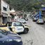 A imagem mostra uma viatura do Departamento de Trânsito (Detraf) de São Sebastião e uma viatura da Polícia em uma rua inclinada no bairro Topolândia, em São Sebastião, no Litoral Norte de São Paulo