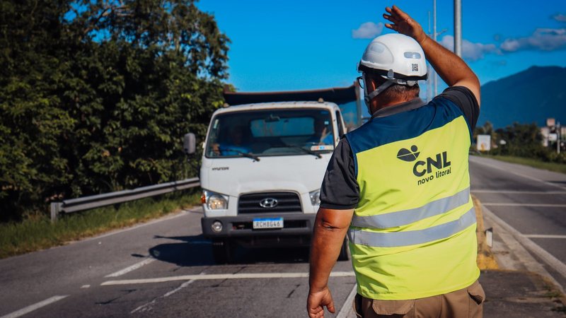 Foto de agente em ação na rodovia