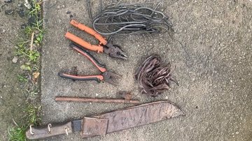 A imagem exibe ferramentas e materiais apreendidos em uma ocorrência policial relacionada ao furto de fios de cobre