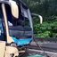 Imagens mostram ônibus e alguns carros destruídos com o impacto do acidente