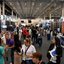 Visitantes circulam pelos estandes da Feira do Empreendedor