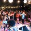 Público dança durante apresentação musical no Luau da praia da Enseada
