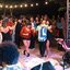 Público dança durante apresentação musical no Luau da praia da Enseada