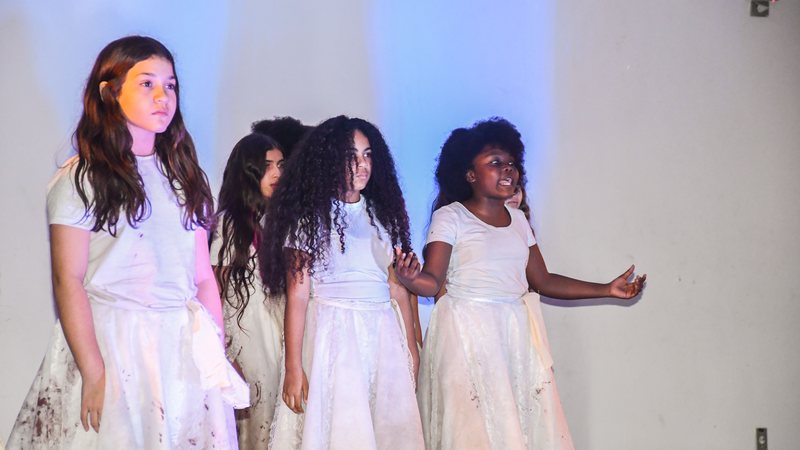 Foto de crianças durante apresentação