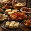 A imagem mostra uma mesa rústica de madeira repleta de diversos aperitivos e pratos típicos, como bolinhos fritos, queijo coalho ou branco em cubos, batatas com molho, porções de grãos e salgadinhos em recipientes de cerâmica e cestos de vime