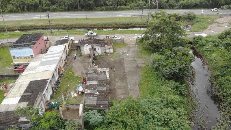 A imagem mostra uma fiscalização ambiental no Rio Tabatinga, em Caraguatatuba, São Paulo, após um flagrante de despejo irregular de esgoto e resíduos
