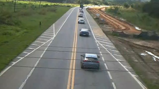Trecho da rodovia Floriano Rodrigues Pinheiro (SP-123), em Taubaté, com veículos circulando pela pista