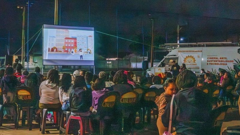 Cinema ao ar livre movido a energia solar terá sessão gratuita em Cubatão
