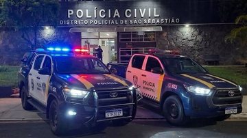 imagem mostra duas viaturas da Guarda Civil Municipal em frente ao Distrito Policial de São Sebastião, no litoral norte de São Paulo.