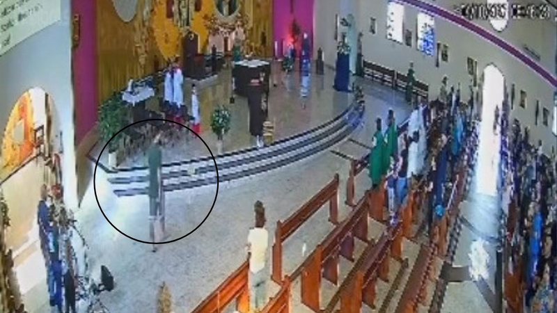 Imagem mostra momento em que um homem invade o altar da igreja e interrompe missa