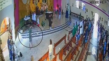 Imagem mostra momento em que um homem invade o altar da igreja e interrompe missa