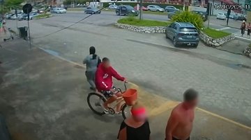 A imagem mostra uma ocorrência de furto capturada por câmeras de segurança em Ubatuba