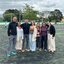 A imagem mostra um grupo de pessoas reunidas em um espaço esportivo ao ar livre