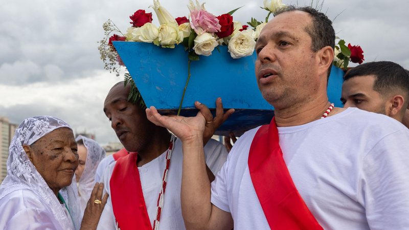 Foto de religiosos carregando Iemanjá