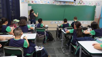 Sala de aula de escola em Jacareí; professa da aula a alunos do ensino fundamental