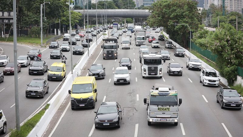 Avenida com carros passando