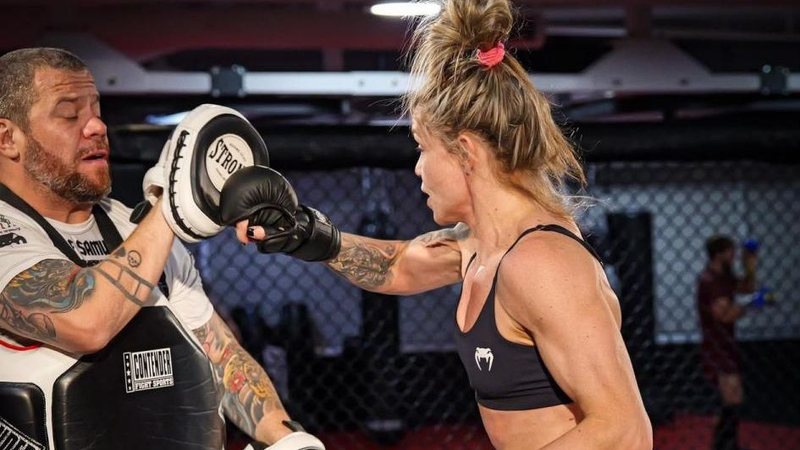 Foto de Tainara Lisboa durante o treinamento para o duelo deste sábado