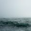 Imagem mostra um mar agitado e tempestuoso, com ondas encrespadas e uma névoa densa cobrindo a linha do horizonte