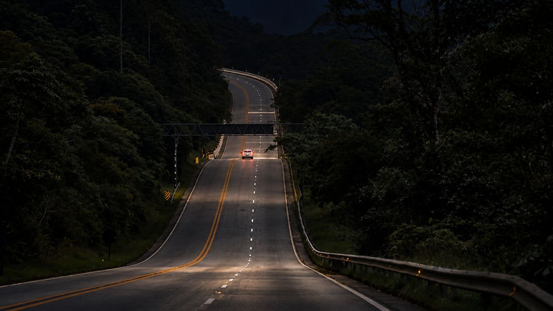 Trecho de serra da Rodovia Mogi-Bertioga com veículos trafegando