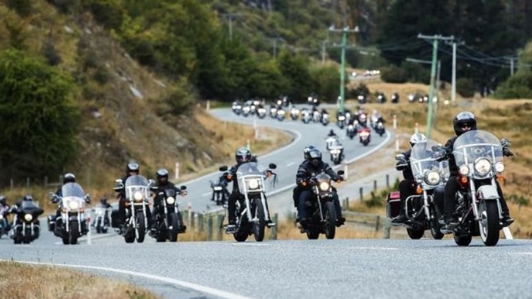 Imagem ilustrativa de motociclistas