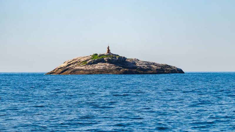 A imagem mostra a Laje da Conceição, uma pequena ilha rochosa localizada a cerca de 18 km da costa de Itanhaém, no litoral de São Paulo
