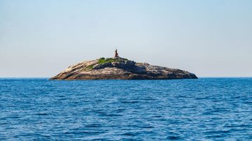A imagem mostra a Laje da Conceição, uma pequena ilha rochosa localizada a cerca de 18 km da costa de Itanhaém, no litoral de São Paulo