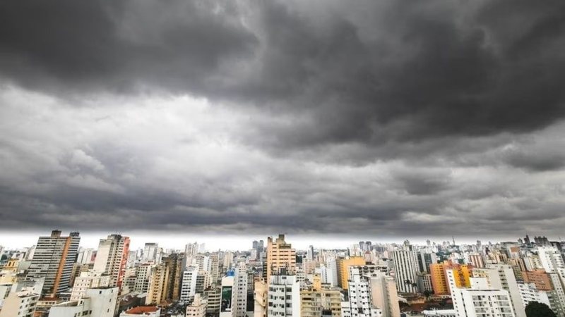 Vista panorâmica de São Paulo sob céu coberto por nuvens escuras de tempestade