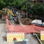 A imagem mostra uma viatura do Departamento de Trânsito (Detraf) de São Sebastião e uma viatura da Polícia em uma rua inclinada no bairro Topolândia