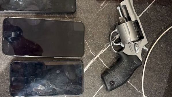 imagem de arma e celulares apreendidos
