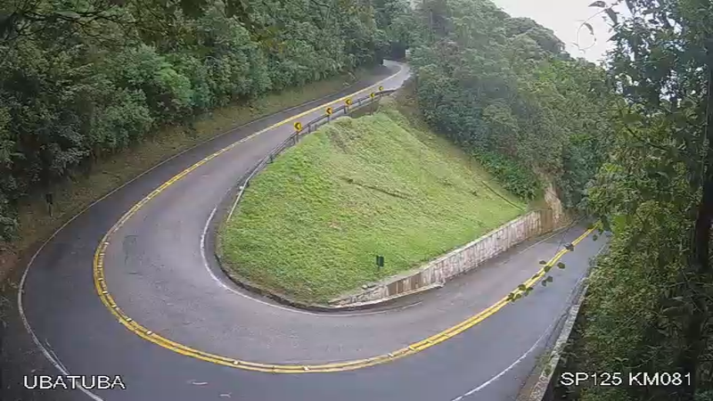 Trecho sinuoso da rodovia Oswaldo Cruz (SP-125), em Ubatuba