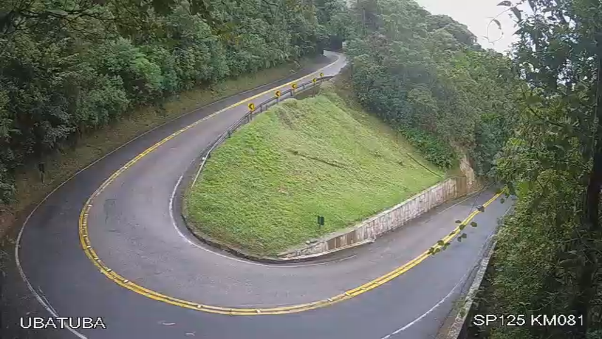 Rodovia Oswaldo Cruz tem tráfego normal, mas visibilidade reduzida na ...