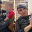 Imagem mostra bebês gêmeos no colo de policiais militares que foram resgatados após serem encontrados sozinhos e em situação de abandono