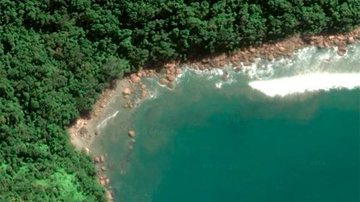 Vista aérea da Praia da Taquara, em Ubatuba, cercada pela Mata Atlântica